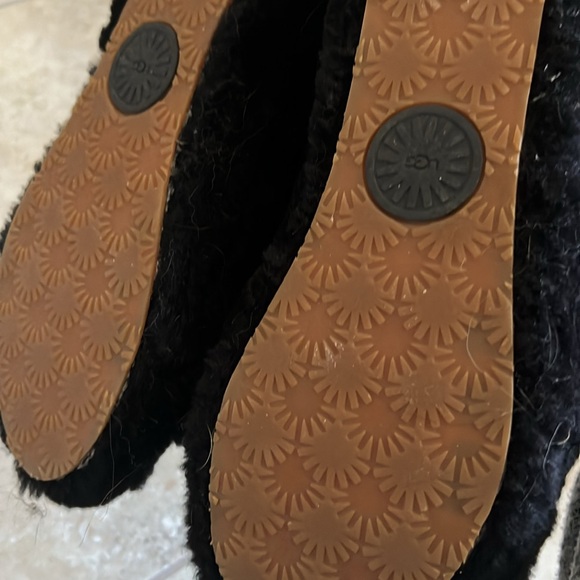 Ugg fluff yea slippers Size 8 - Picture 2 of 2